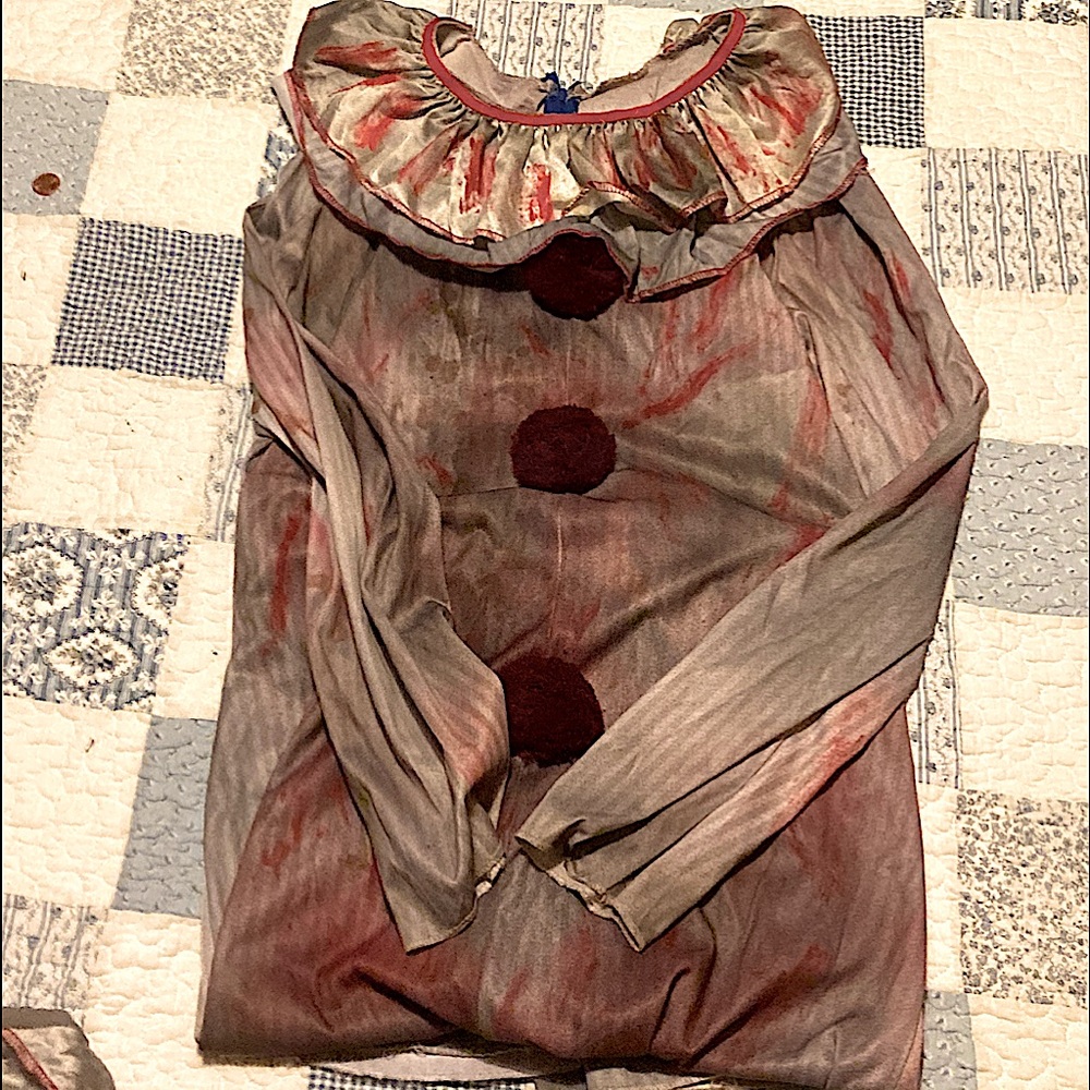 CLOWN SUIT GREY WITH RED BUTTONS(pennywise/IT)